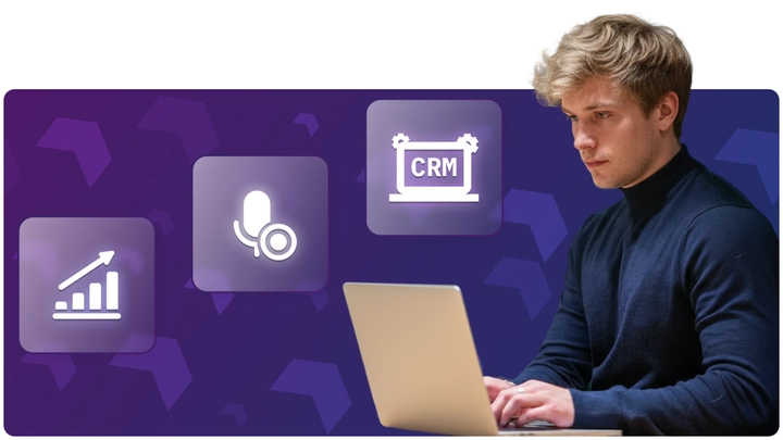 Mężczyzna pracujący przy laptopie, w tle widoczne są panele informacyjne z ikonami które dotyczą potężnych funkcjonalności oprogramowania.